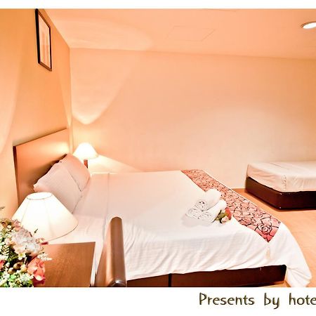 Sayang Hotel Кулай Екстериор снимка